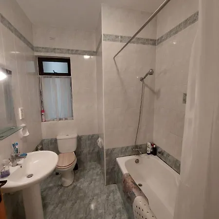 Alloggio in famiglia Private Double Bedroom & Private Bathroom & Shared Kitchen *